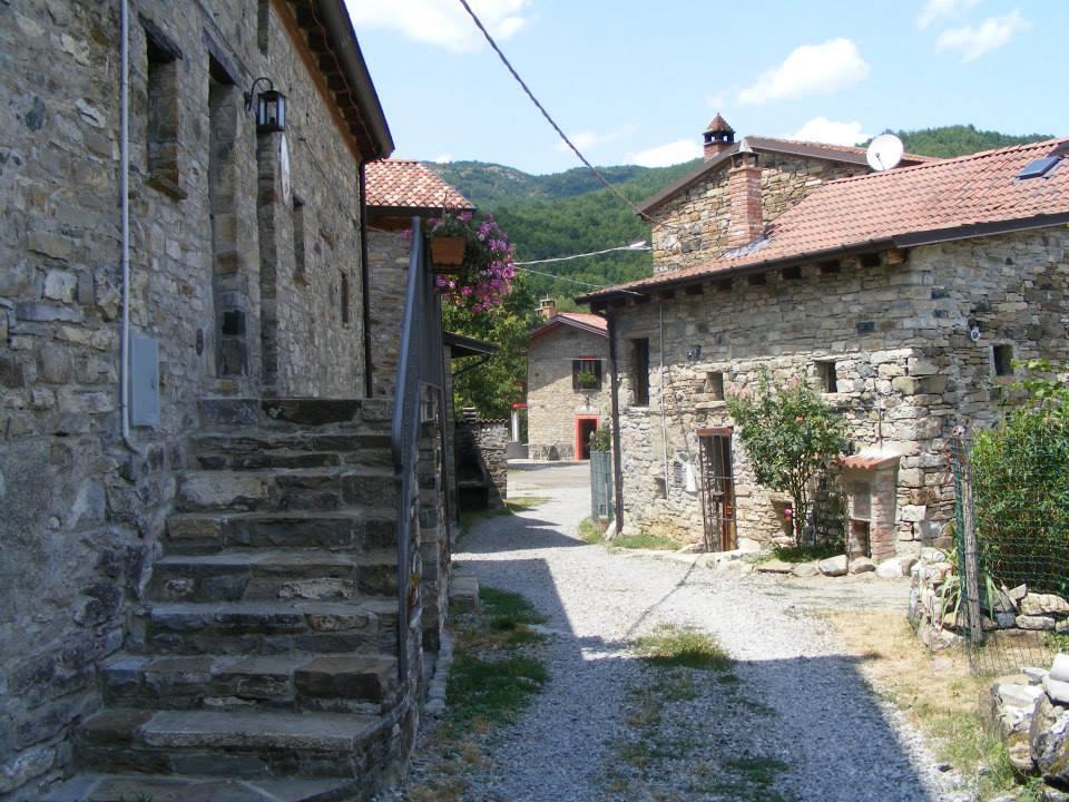 Albergo Diffuso Casa Delle Favole Ferriere Exteriör bild